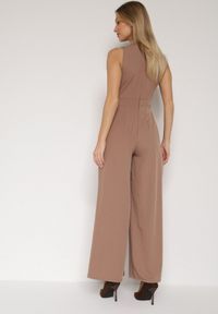 Born2be - Ciemnobeżowy Elegancki Kombinezon z Ozdobnymi Zakładkami Zellysha. Okazja: na co dzień, na spotkanie biznesowe. Kolor: beżowy. Wzór: aplikacja. Styl: elegancki #4