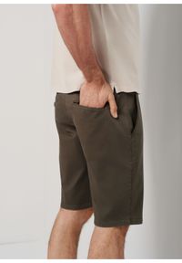 Ochnik - Bawełniane szorty w kolorze khaki męskie. Kolor: zielony. Materiał: bawełna