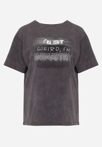 Born2be - Ciemnoszary T-shirt z Bawełny o Kroju Oversize z Napisem Orinvyra. Okazja: na co dzień, do pracy, na spotkanie biznesowe. Kolor: szary. Materiał: bawełna. Wzór: napisy. Styl: casual, biznesowy, elegancki #6