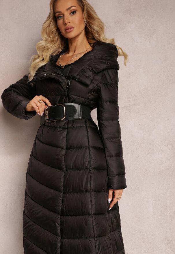 Renee - Czarna Długa Kurtka Płaszcz z Pikowaniem i Kapturem Tittonna. Kolor: czarny. Materiał: tkanina. Długość: długie. Wzór: jednolity. Sezon: zima, jesień