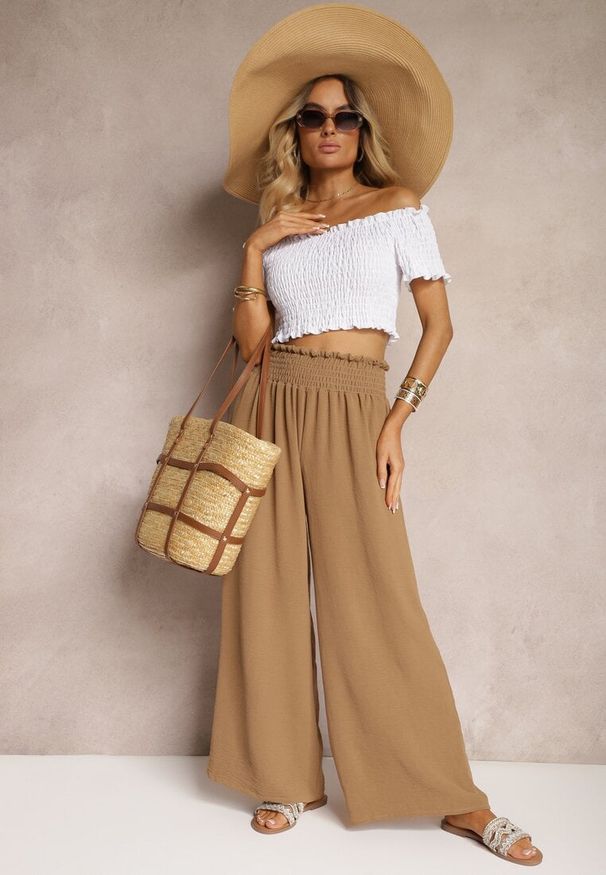 Renee - Jasnobrązowe Spodnie High Waist z Szerokimi Nogawkami i Gumką w Pasie Risabessa. Okazja: na co dzień. Stan: podwyższony. Kolor: brązowy. Styl: casual, elegancki