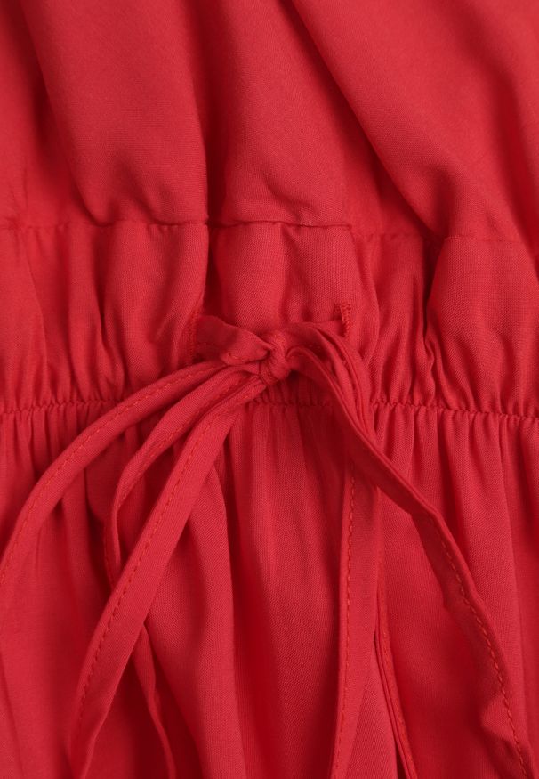 Renee - Czerwona Sukienka z Wiskozy Anomaria. Kolor: czerwony. Materiał: wiskoza. Długość rękawa: na ramiączkach. Sezon: lato. Typ sukienki: rozkloszowane, kopertowe. Długość: maxi