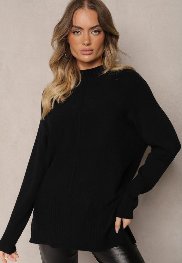 Renee - Czarny Prążkowany Sweter z Półgolfem z Rozcięciami po Bokach Rerilla. Okazja: na co dzień. Kolor: czarny. Materiał: prążkowany. Styl: klasyczny, elegancki, casual