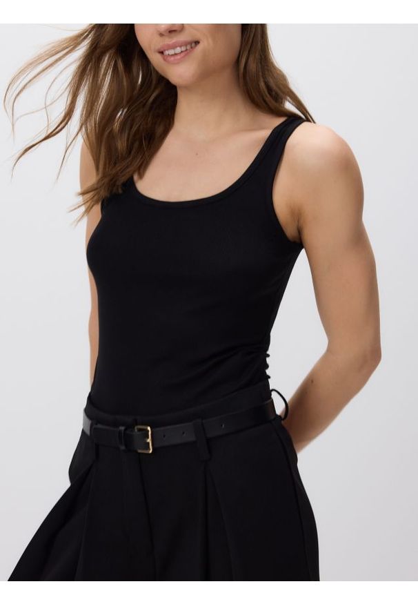 Reserved - Top z wiskozy - czarny. Kolor: czarny. Materiał: wiskoza