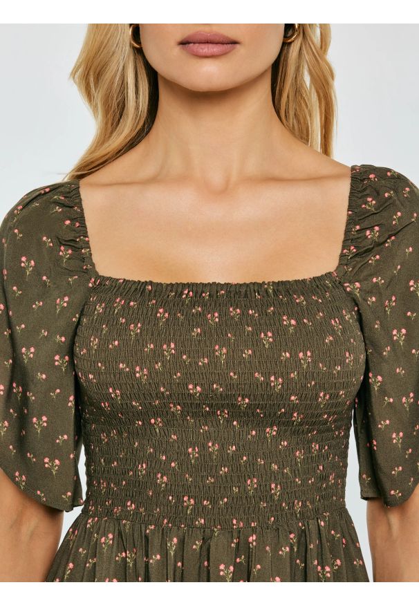 Big-Star - Sukienka damska midi z wiskozy z motywem kwiatowym khaki Bler 303. Typ kołnierza: dekolt w karo. Kolor: zielony. Materiał: wiskoza. Wzór: kwiaty. Sezon: wiosna, lato. Styl: vintage. Długość: midi