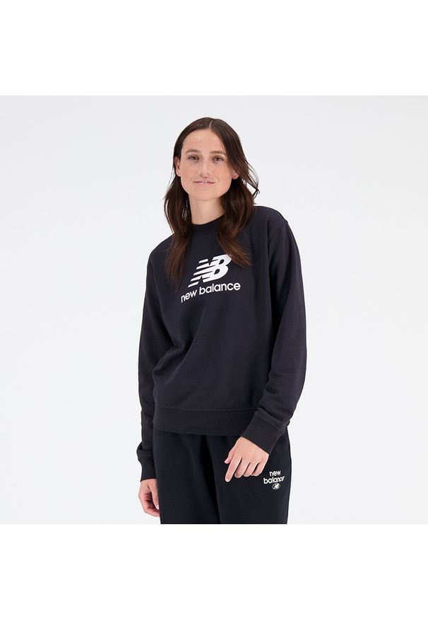 Bluza damska New Balance WT31532BK – czarna. Okazja: na co dzień. Typ kołnierza: bez kaptura. Kolor: czarny. Materiał: dresówka, bawełna, poliester, materiał, prążkowany. Wzór: napisy. Styl: klasyczny, casual