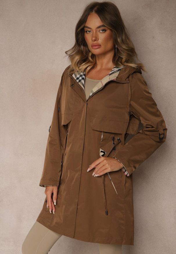 Renee - Brązowa Kurtka Parka z Kapturem Podpinanymi Rękawami i Printem w Kratę Hallela. Typ kołnierza: kaptur. Kolor: brązowy. Materiał: jeans. Długość: do kolan. Wzór: nadruk. Sezon: jesień