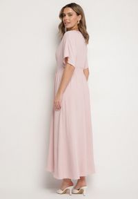 Born2be - Jasnoróżowa Rozkloszowana Sukienka z Gumką w Talii i Dekoltem w Serek Iffara. Okazja: na spotkanie biznesowe, do pracy, na co dzień. Typ kołnierza: dekolt w serek. Kolor: różowy. Styl: casual, biznesowy #7