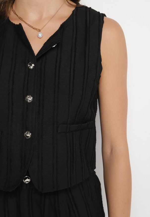 Born2be - Czarny Garniturowy Komplet Szerokie Spodnie i Zapinana Kamizelka Felidane. Kolor: czarny. Wzór: paski