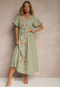 Renee - Zielona Rozkloszowana Sukienka z Bawełny w Stylu Boho z Ozdobnym Haftem Sersena. Okazja: na co dzień. Typ kołnierza: dekolt w kształcie V. Kolor: zielony. Materiał: bawełna. Długość rękawa: krótki rękaw. Wzór: haft. Styl: boho
