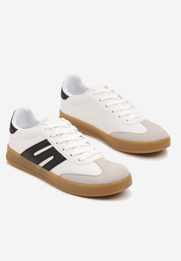 Renee - Biało-Czarne Sneakersy Kultowe Tenisówki Zdobione Przeszyciami Eveltewia. Okazja: na co dzień. Kolor: biały. Materiał: jeans. Wzór: aplikacja