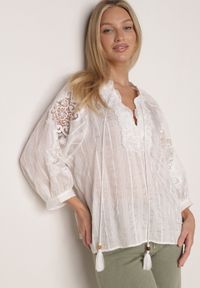 Born2be - Biała Rustykalna Bluzka z Tencelu Ozdobiona Wiązaniem Koronką i Koralikami Sachi. Okazja: na co dzień. Kolor: biały. Materiał: koronka. Długość rękawa: długi rękaw. Długość: długie. Wzór: aplikacja, koronka. Styl: casual #1