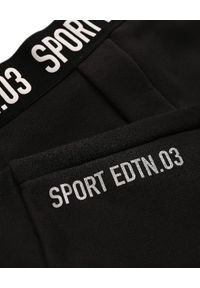 DSQUARED2 KIDS - Czarne spodnie z elastycznym pasem 4-14 lat. Kolor: czarny. Materiał: bawełna. Długość: długie. Wzór: napisy, aplikacja. Sezon: lato. Styl: klasyczny #3