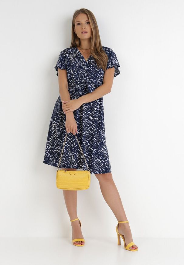 Born2be - Granatowa Sukienka Kepherine. Kolor: niebieski. Materiał: tkanina, materiał. Wzór: kropki. Typ sukienki: kopertowe. Długość: mini