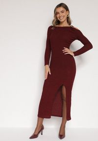 Born2be - Bordowa Dopasowana Sukienka z Metaliczną Ozdobą na Ramieniu Reilara. Kolor: czerwony. Wzór: aplikacja. Styl: elegancki #1