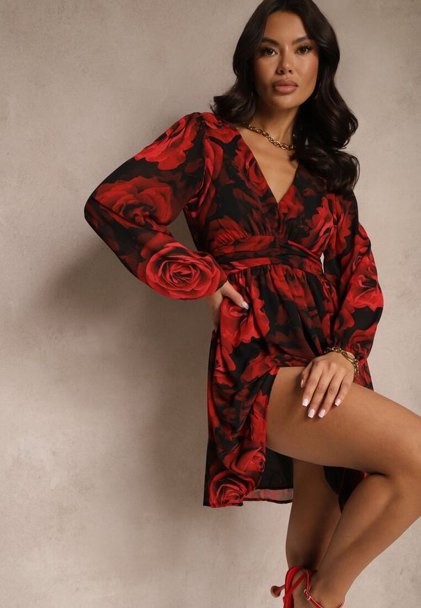 Renee - Czarno-Czerwona Sukienka w Róże o Rozkloszowanym Kroju z Marszczeniem i Bufiastymi Rękawami Senithwen. Okazja: na imprezę, na co dzień. Kolor: czarny. Typ sukienki: proste, rozkloszowane. Styl: elegancki, casual, wizytowy