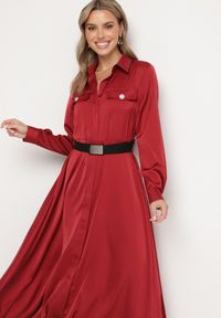 Born2be - Bordowa Sukienka Szmizjerka z Satyny Ozdobiona Paskiem i Imitacjami Kieszeni Vamilea. Okazja: na co dzień. Kolor: czerwony. Materiał: satyna. Wzór: aplikacja. Typ sukienki: szmizjerki. Styl: casual, elegancki, klasyczny #5
