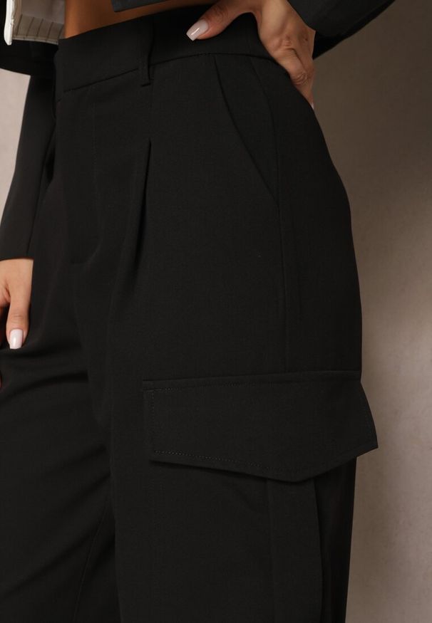 Renee - Czarne Szerokie Spodnie High Waist w Eleganckim Stylu z Kieszeniami Cargo Dekanna. Okazja: na spotkanie biznesowe, na co dzień. Stan: podwyższony. Kolor: czarny. Długość: długie. Styl: elegancki