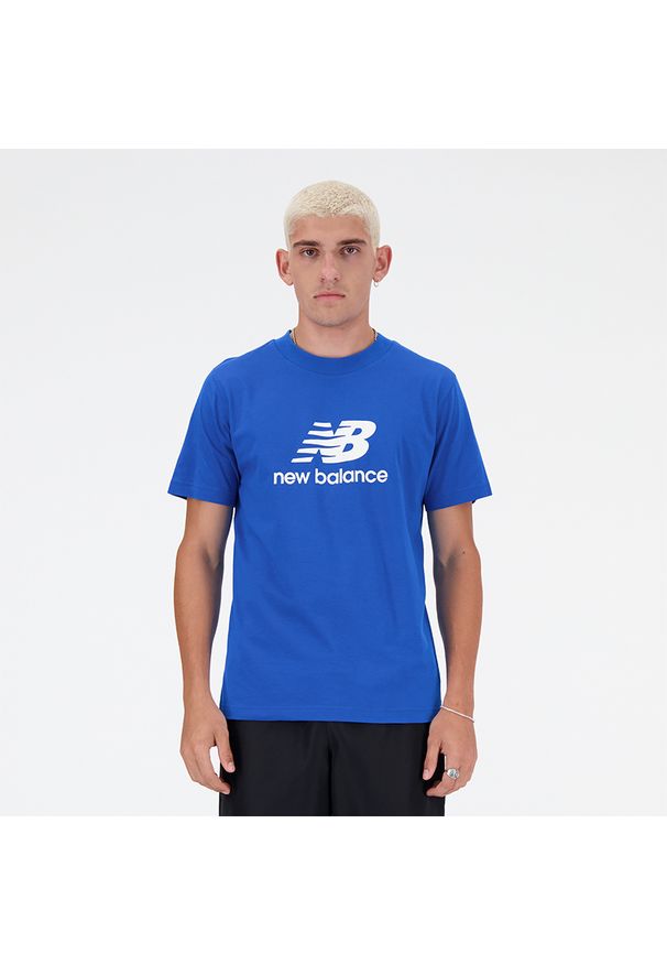 Koszulka męska New Balance MT41502BUL – niebieska. Kolor: niebieski. Materiał: bawełna, dresówka. Długość rękawa: krótki rękaw. Długość: krótkie. Wzór: nadruk, napisy