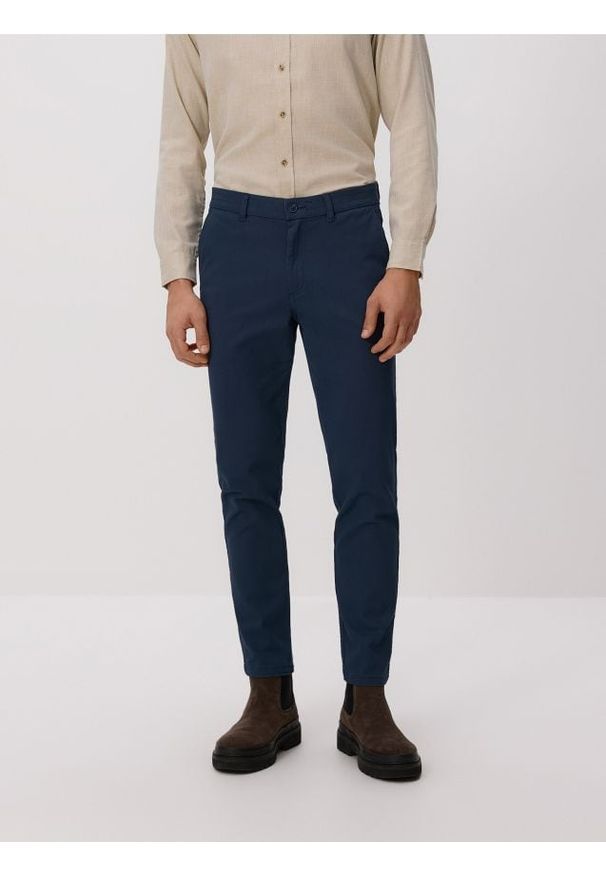 Reserved - Bawełniane spodnie chino slim - granatowy. Kolor: niebieski. Materiał: bawełna