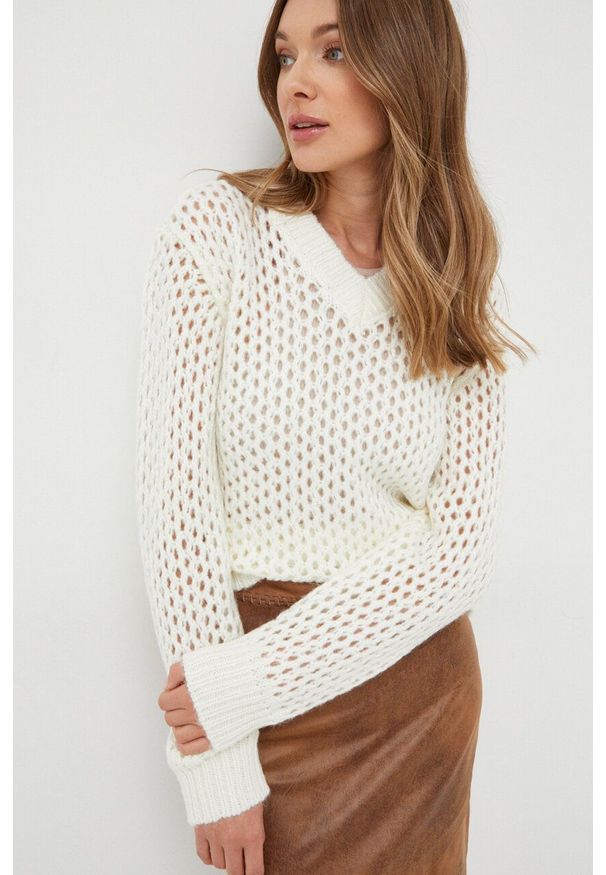 Silvian Heach sweter damski kolor beżowy ciepły. Kolor: beżowy. Materiał: dzianina