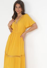 Born2be - Żółta Sukienka Selphie. Kolor: żółty. Materiał: tkanina, koronka. Długość rękawa: krótki rękaw. Wzór: ażurowy, aplikacja, koronka. Sezon: lato. Długość: midi
