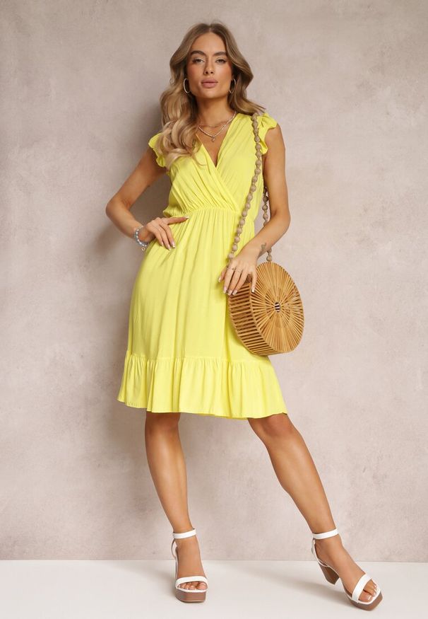 Renee - Żółta Kopertowa Sukienka z Gumką w Pasie i Falbankami Nairria. Okazja: na co dzień. Typ kołnierza: kołnierz z falbankami. Kolor: żółty. Typ sukienki: kopertowe. Styl: casual. Długość: mini