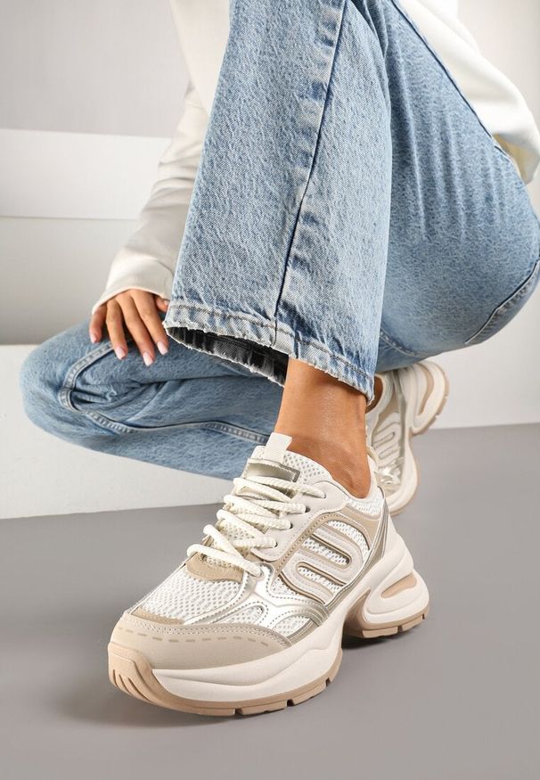 Born2be - Beżowe Sneakersy na Grubej Tłoczonej Podeszwie z Geometrycznym Wzorem Deliorith. Okazja: na co dzień. Kolor: beżowy. Wzór: geometria