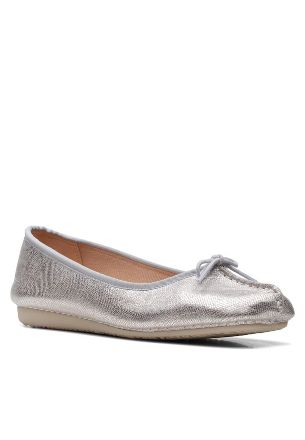 Półbuty Clarks Freckle Ice 26170959 Silver Metallic. Kolor: srebrny. Materiał: skóra