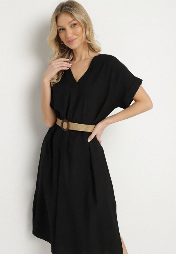 Born2be - Czarna Wiskozowa Sukienka Pudełkowa z Paskiem i Rozcięciami po Bokach Sonanira. Okazja: na co dzień. Typ kołnierza: dekolt w serek. Kolor: czarny. Materiał: wiskoza. Styl: casual, elegancki