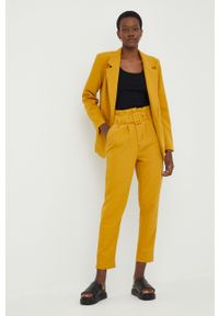 Answear Lab spodnie damskie kolor żółty proste high waist. Stan: podwyższony. Kolor: żółty. Materiał: materiał. Styl: wakacyjny #2
