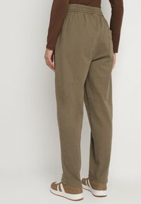 Born2be - Ciemnozielone Spodnie Bawełniane w Stylu Mom Fit ze Sznurkiem Adenelle. Okazja: na co dzień. Kolor: zielony. Materiał: bawełna. Styl: casual #4