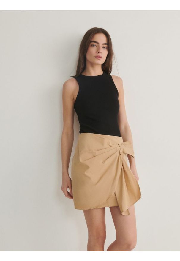 Reserved - Spódnica mini z ozdobnym marszczeniem - beżowy. Kolor: beżowy. Materiał: tkanina, bawełna