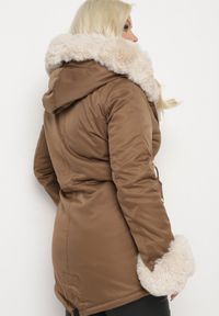 Born2be - Brązowa Kurtka Parka z Kapturem i Odpinanymi Futerkowymi Wstawkami Ściągana w Pasie Savanella. Okazja: na co dzień. Typ kołnierza: kaptur. Kolekcja: plus size. Kolor: brązowy. Materiał: jeans, dzianina. Styl: klasyczny, casual #3