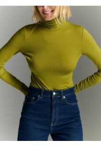 Reserved - Dopasowane body z golfem - oliwkowy. Typ kołnierza: golf. Kolor: oliwkowy. Materiał: wełna, wiskoza, dzianina #1