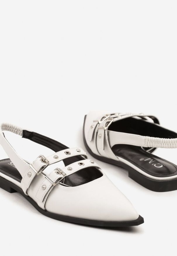 Born2be - Białe Sandały Slingback z Noskiem w Szpic Zdobione Nitami i Klamrami Callevis. Okazja: na spotkanie biznesowe, na co dzień, na spacer. Zapięcie: klamry. Kolor: biały. Wzór: aplikacja. Sezon: lato. Styl: klasyczny, biznesowy, casual, elegancki