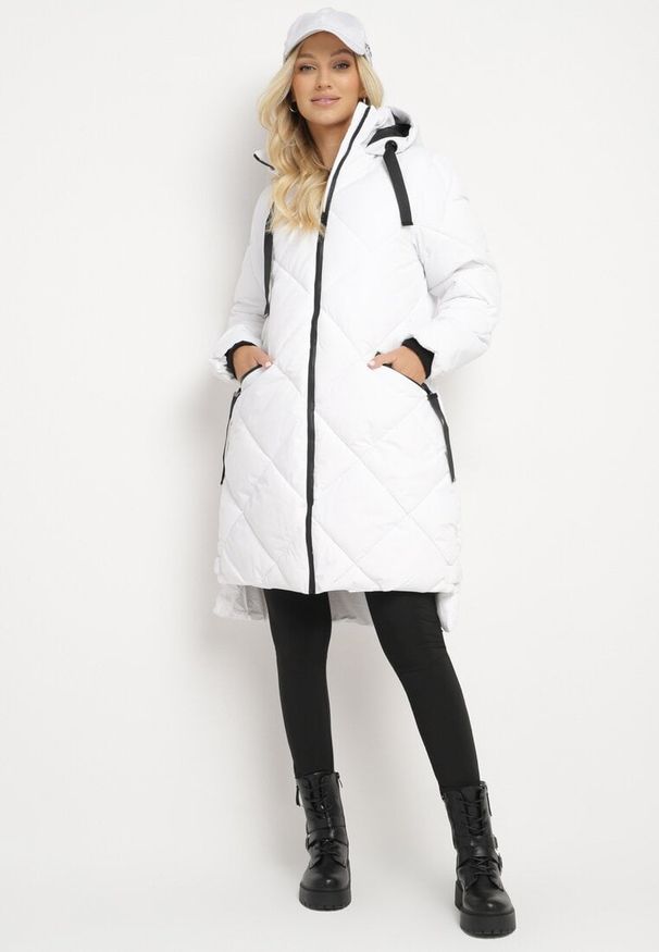 Born2be - Biała Kurtka z Kapturem i Kieszeniami w Kraciaste Pikowane Przeszycia Ettaline. Okazja: na co dzień. Typ kołnierza: kaptur. Kolor: biały. Materiał: jeans. Styl: klasyczny, casual, elegancki, sportowy