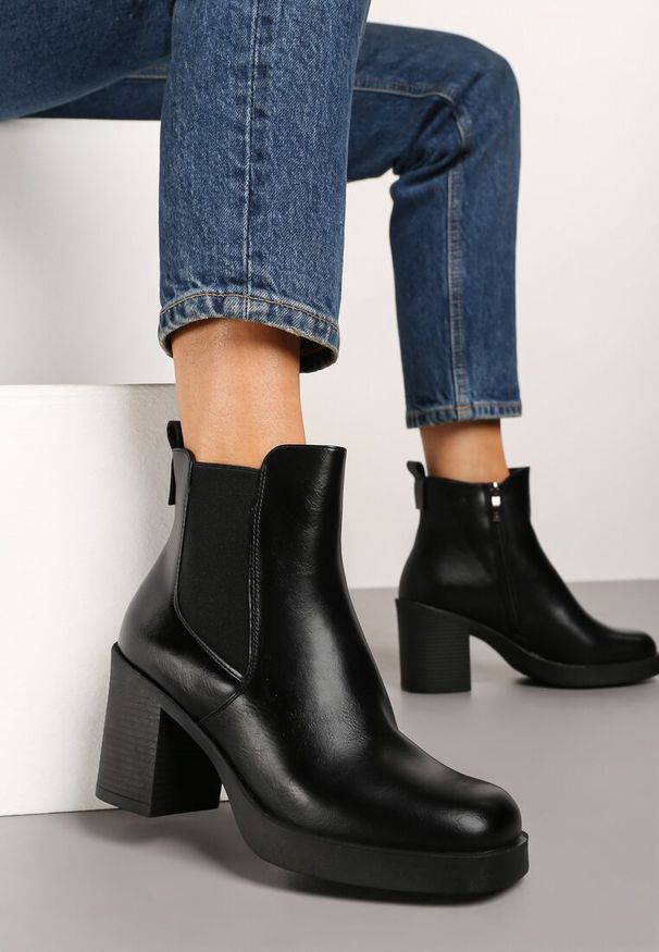 Born2be - Czarne Botki na Obcasie w Stylu Sztybletów z Elastyczną Wstawką Amarsevia. Okazja: na co dzień. Kolor: czarny. Materiał: jeans. Wzór: aplikacja. Obcas: na obcasie. Styl: klasyczny, elegancki, casual. Wysokość obcasa: średni