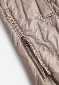 Renee - Brązowa Długa Kamizelka Pikowana z Nieodpinanym Kapturem Semaea. Kolor: brązowy. Materiał: prążkowany, jeans. Długość: długie. Styl: street #5