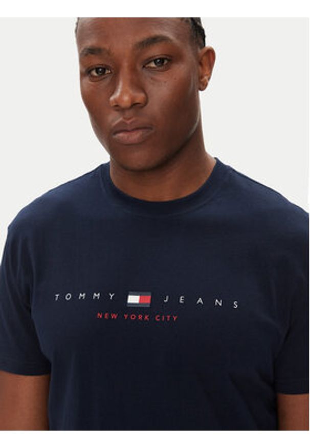 Tommy Jeans T-Shirt Flag Linear DM0DM21911 Granatowy Regular Fit. Kolor: niebieski. Materiał: bawełna