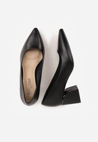 Renee - Czarne Czółenka na Stożkowym Słupku o Nicud. Okazja: na co dzień, na spotkanie biznesowe. Kolor: czarny. Materiał: skóra, jeans. Obcas: na słupku. Styl: casual, biznesowy. Wysokość obcasa: średni #9