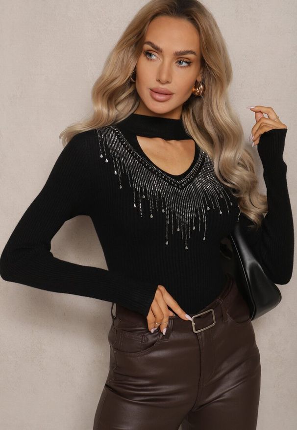 Renee - Czarny Dopasowany Sweter z Ozdobnie Wyciętym Dekoltem z Cyrkoniami Clarissina. Okazja: na co dzień. Kolor: czarny. Materiał: jeans. Długość rękawa: długi rękaw. Długość: długie. Wzór: aplikacja. Styl: elegancki, casual