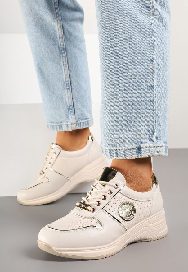 Renee - Beżowe Sneakersy Ozdobione Metalicznymi Aplikacjami Hellevia. Okazja: na co dzień. Kolor: beżowy. Materiał: jeans. Wzór: aplikacja