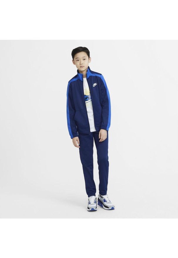 Komplet treningowy dla dzieci Nike NSW dres. Okazja: na uczelnię. Kolor: niebieski. Materiał: poliester. Styl: sportowy