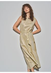 Ochnik - Metaliczna sukienka z wiązaniem. Kolor: złoty. Materiał: materiał. Długość rękawa: bez rękawów. Typ sukienki: rozkloszowane, oversize. Długość: maxi #1