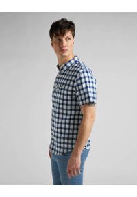 Lee - LEE BUTTON DOWN SS MĘSKA KOSZULA W KRATĘ KRÓTKI RĘKAW WASHED BLUE L886OFLR. Typ kołnierza: button down. Długość rękawa: krótki rękaw. Długość: krótkie #3