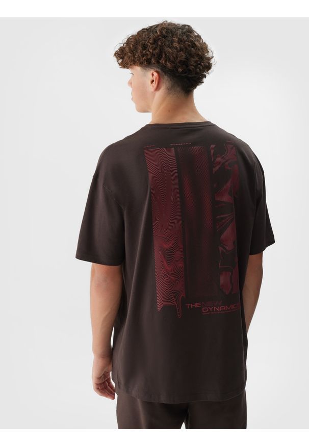 4f - 4F T-shirt oversize z nadrukiem męski - brązowy XS. Okazja: na co dzień. Kolor: brązowy. Materiał: bawełna, jersey, dzianina. Długość rękawa: krótki rękaw. Długość: krótkie. Wzór: nadruk. Styl: sportowy, klasyczny, casual