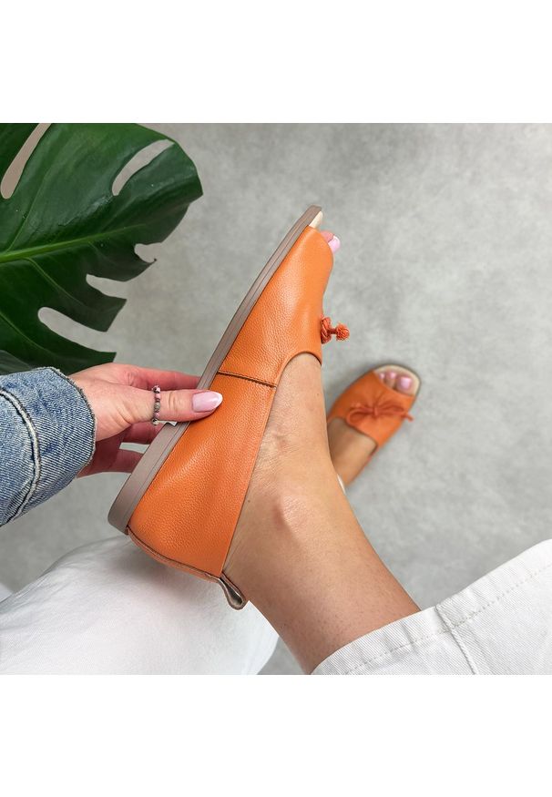 DiA - Pomarańczowe skórzane płaskie sandały damskie Dia 9019. Okazja: na co dzień. Kolor: pomarańczowy. Materiał: skóra. Sezon: wiosna, lato. Obcas: na płaskiej podeszwie. Styl: casual