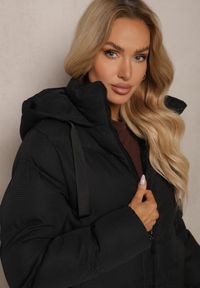 Renee - Czarna Pudełkowa Kurtka z Pikowanymi Przeszyciami Kapturem i Kieszeniami Vialaure. Okazja: na co dzień. Kolor: czarny. Materiał: jeans. Styl: casual, elegancki