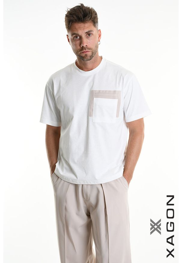 Xagon Man T-shirt | P26082 ZUTS72 | Mężczyzna | Biały. Okazja: na co dzień. Kolor: biały. Materiał: bawełna. Długość: długie. Wzór: aplikacja. Styl: elegancki, casual